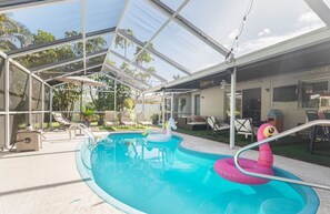 Une piscine couverte avec des jeux gonflables, un espace détente et un bâtiment décoré sur le thème de la plage.
