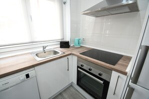 Jääkaappi, mikroaaltouuni, uuni, liesi