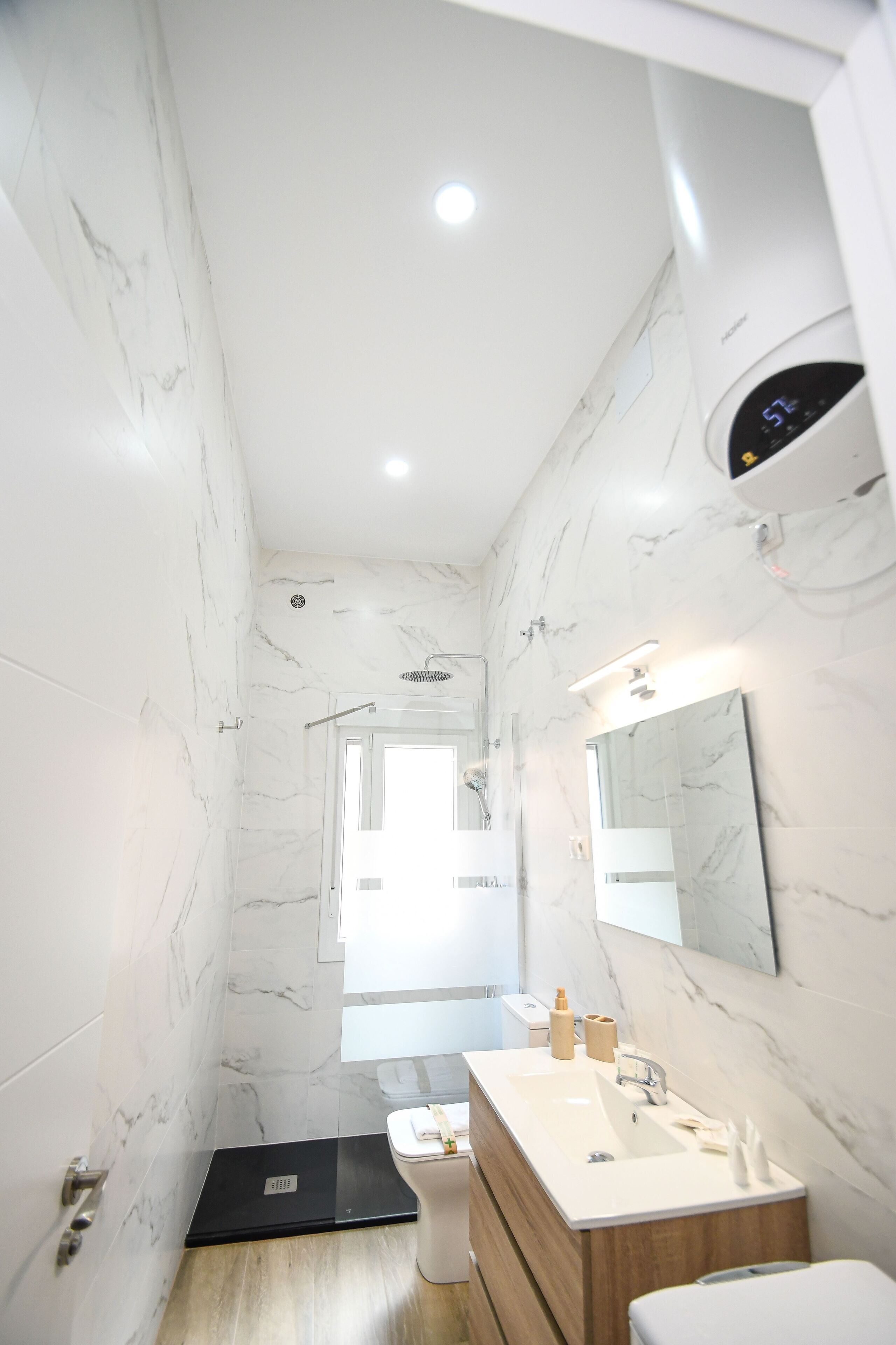 Een douche, een haardroger, handdoeken, zeep