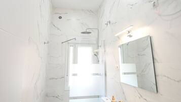 Ducha, secador de pelo, toallas y jabón