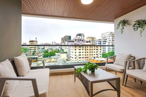 Luxury Centric Apt with Pool, Full AC, Fast Wi-Fi, Stunning City Views