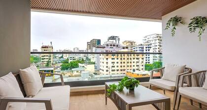 Luxury Centric Apt with Pool, Full AC, Fast Wi-Fi, Stunning City Views