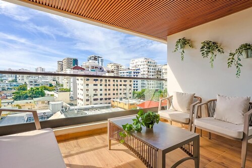 Luxury Centric Apt with Pool, Full AC, Fast Wi-Fi, Stunning City Views