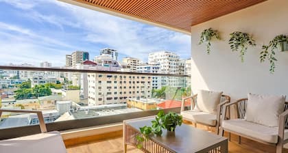 Luxury Centric Apt with Pool, Full AC, Fast Wi-Fi, Stunning City Views