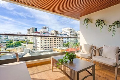 Luxury Centric Apt with Pool, Full AC, Fast Wi-Fi, Stunning City Views