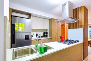 Réfrigérateur, four, plaque de cuisson, cafetière/bouilloire