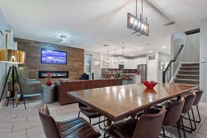 Hus - flere senge - terrasse - udsigt til have (2856BD SL) | Spiseområde