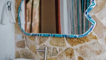 Regadera, toallas, jabón, papel de baño