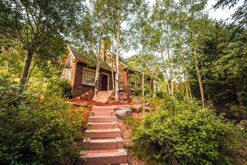 The Williamsburg Cottage at Valley Glen...your romantic mountain getaway