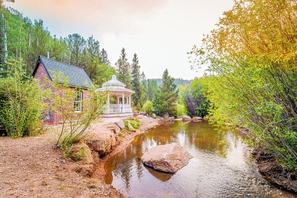 Property grounds - The Williamsburg Cottage at Valley Glen...your romantic mountain getaway (Divide)