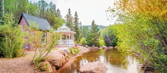 The Williamsburg Cottage at Valley Glen...your romantic mountain getaway