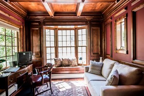 TV, fireplace, DVD player, books - The Williamsburg Cottage at Valley Glen...your romantic mountain getaway (Divide)