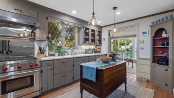 Een koelkast, een magnetron, een oven, een kookplaat