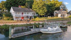 Une maison avec un quai et un bateau.