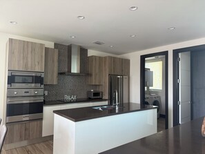 Mikrobølgeovn, ovn, kokeplater og oppvaskmaskin