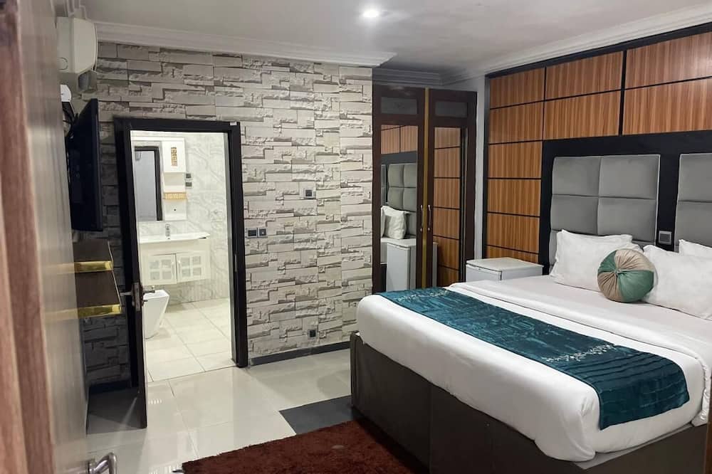 BRICK ROCK HOTEL AND SUITES
