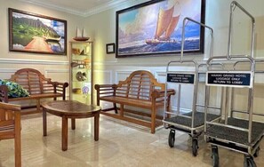 Interior - King Bed Ocean View Steps to Beach FAST WiFi (Honolulu)