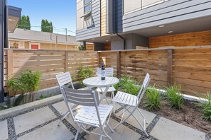 Outdoor dining - Skyline Serenity: Rooftop Near DT Seattle &Airport (Seattle)