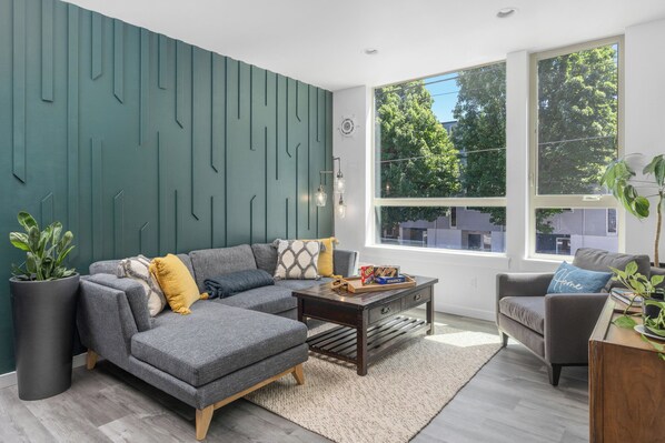 Living area - Skyline Serenity: Rooftop Near DT Seattle &Airport (Seattle)