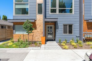 Exterior - Skyline Serenity: Rooftop Near DT Seattle &Airport (Seattle)