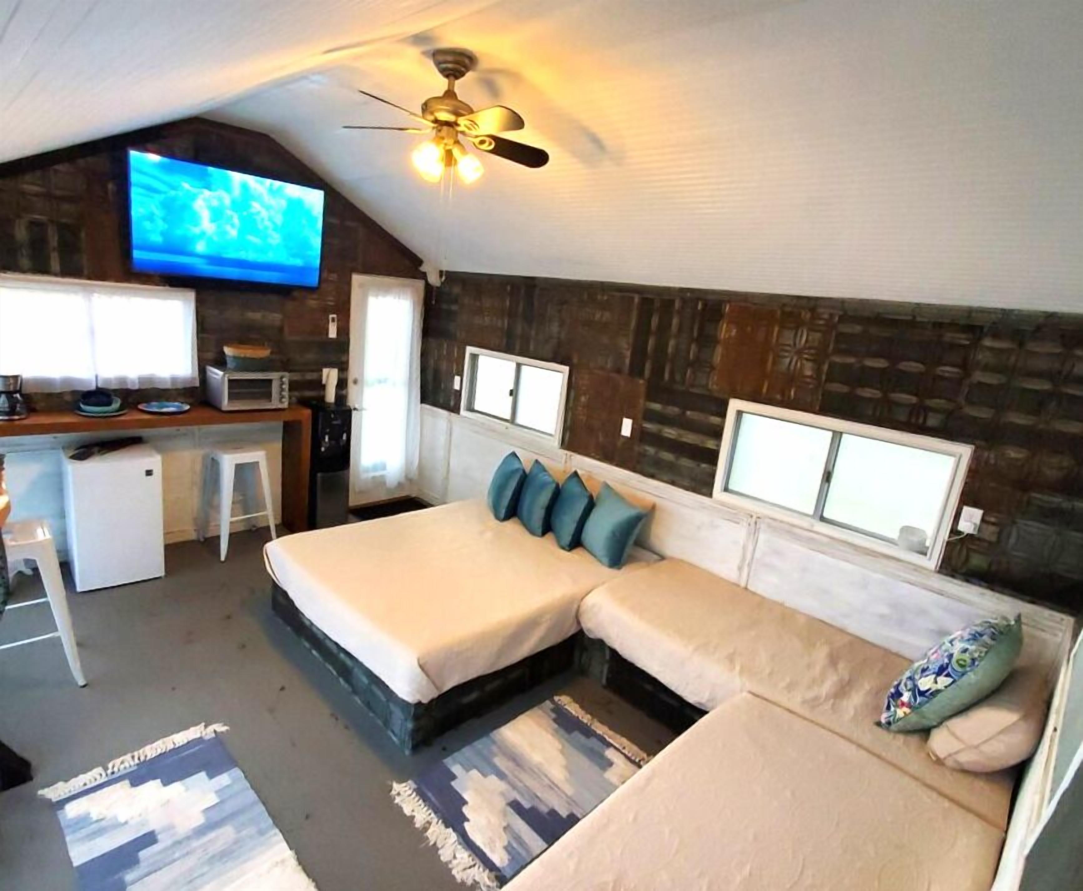 6 bedrooms, iron/ironing board, WiFi, bed sheets