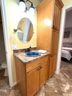 Sèche-cheveux, serviettes fournies