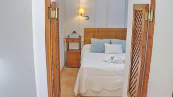 1 dormitorio, tabla de planchar con plancha, ropa de cama