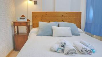 2 dormitorios, tabla de planchar con plancha, ropa de cama