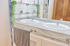 A bathroom with two sinks, a towel rack, and a mirror. - Apartamento con vistas Bahia Sur (San Fernando)