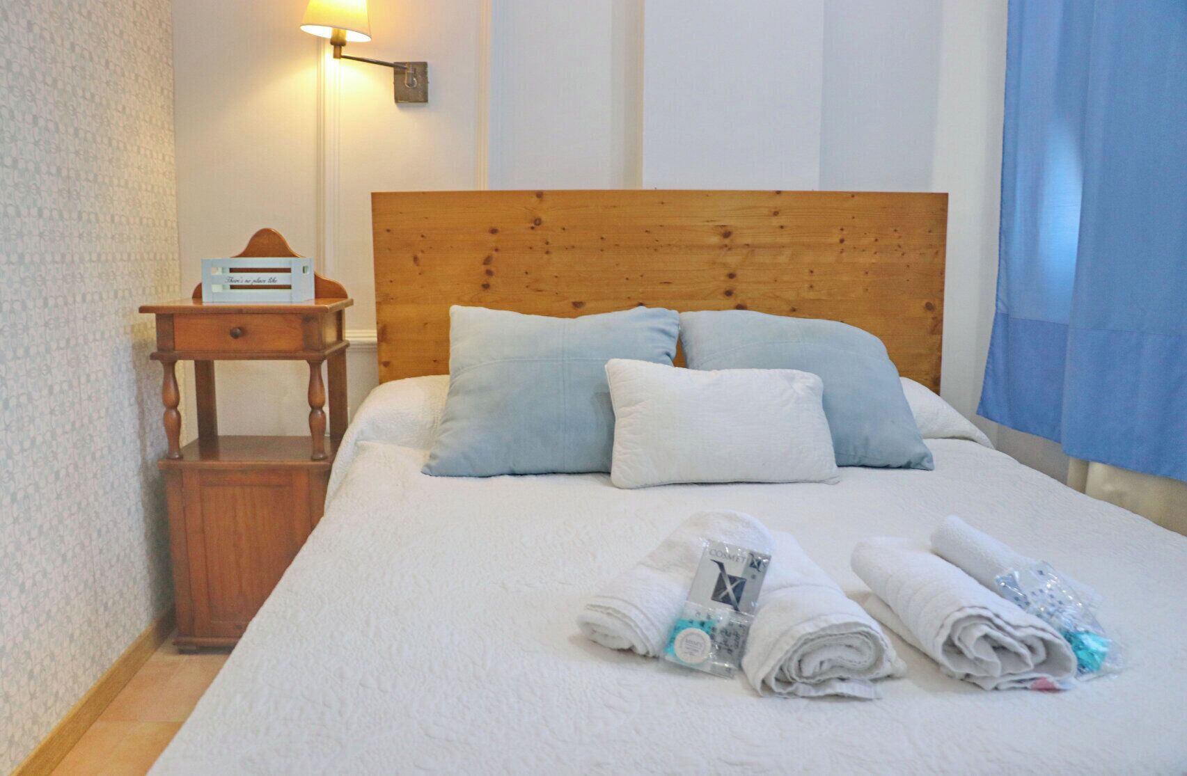 1 slaapkamer, een strijkplank/strijkijzer, beddengoed