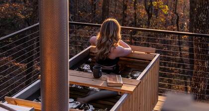 Private Luxury Romantic Getaway near Dahlonega with Hot Tub and Trails