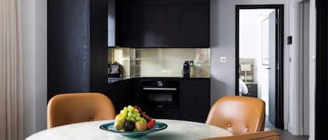 Refrigerador con freezer, microondas, horno, placa de cocina