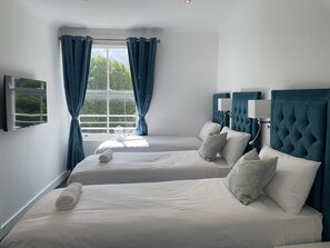 Neljän hengen standard-huone, kylpyhuone makuuhuoneen yhteydessä | Pimennysverhot, silitysrauta/-lauta, ilmainen Wi-Fi