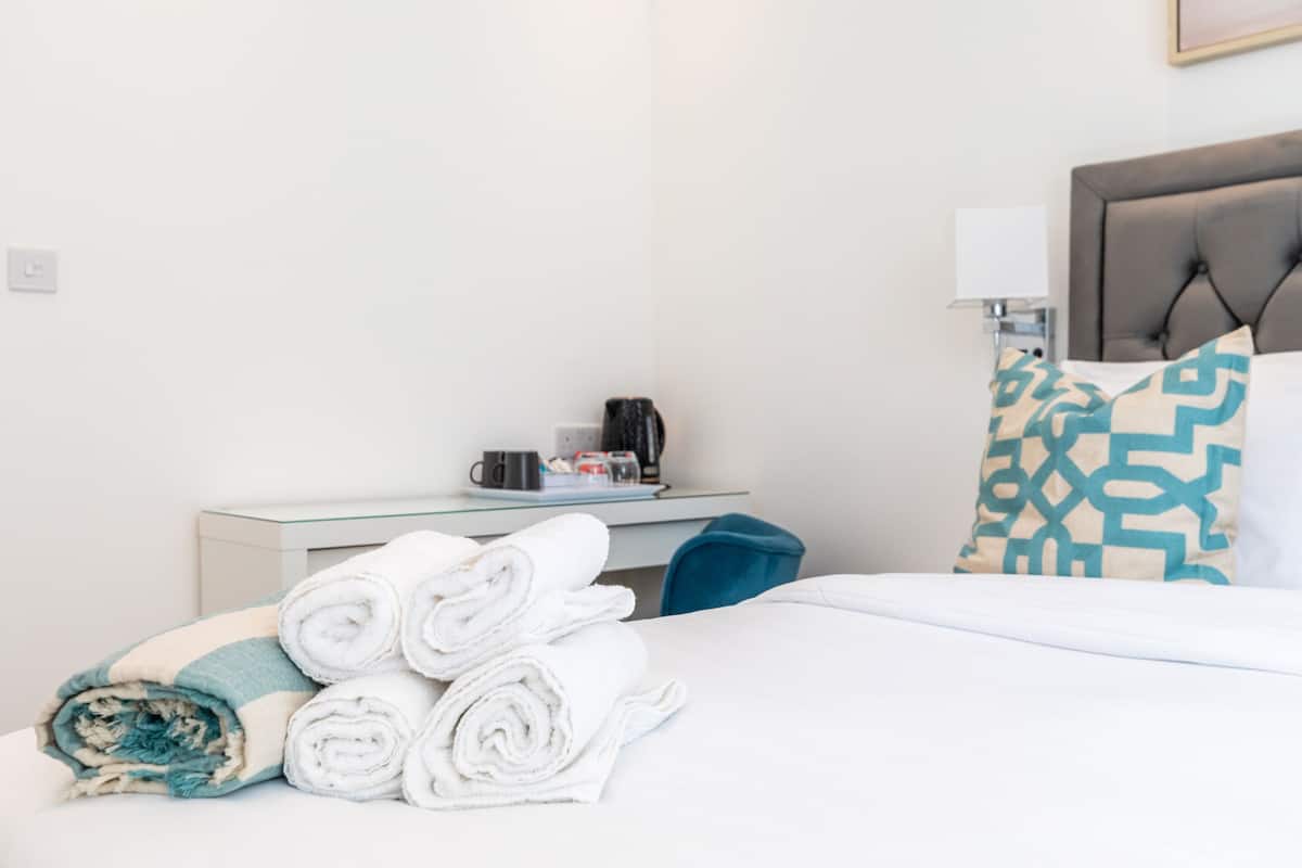 Cortinas blackout, tabla de planchar con plancha y wifi gratis