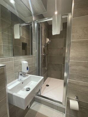 Neljän hengen perhehuone, kylpyhuone makuuhuoneen yhteydessä | Kylpyhuone | Suihku, ilmaiset hygieniatuotteet, hiustenkuivaaja, pyyhkeet