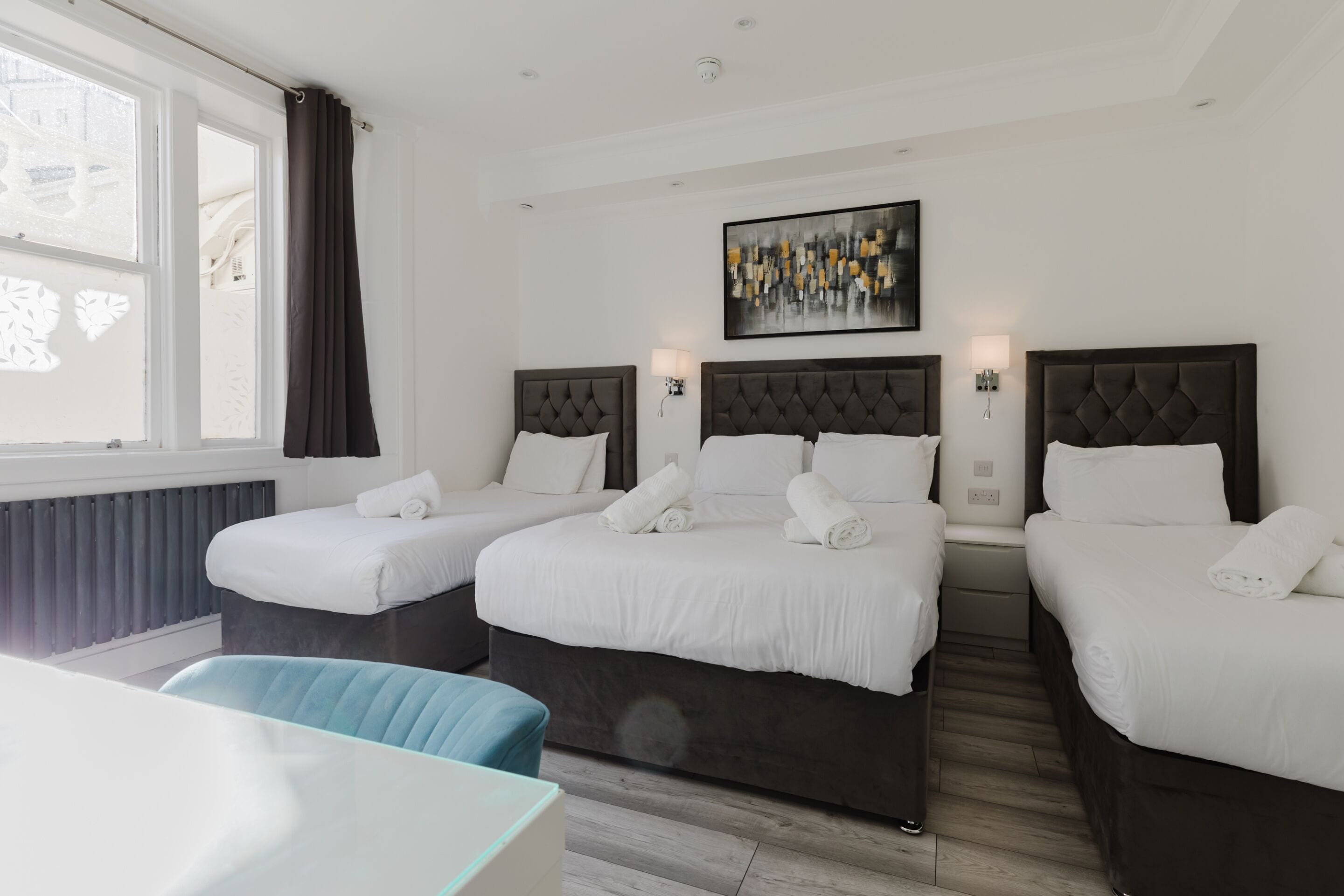 Chambre quadruple supérieure, salle de bain attenante | Rideaux d’obscurcissement, fer et planche à repasser