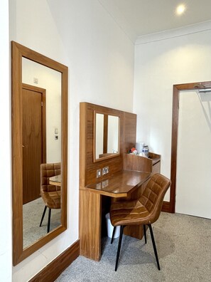 Blackout curtains, iron/ironing board, free WiFi - The Chapter - Leisure Inn Hotel (London)