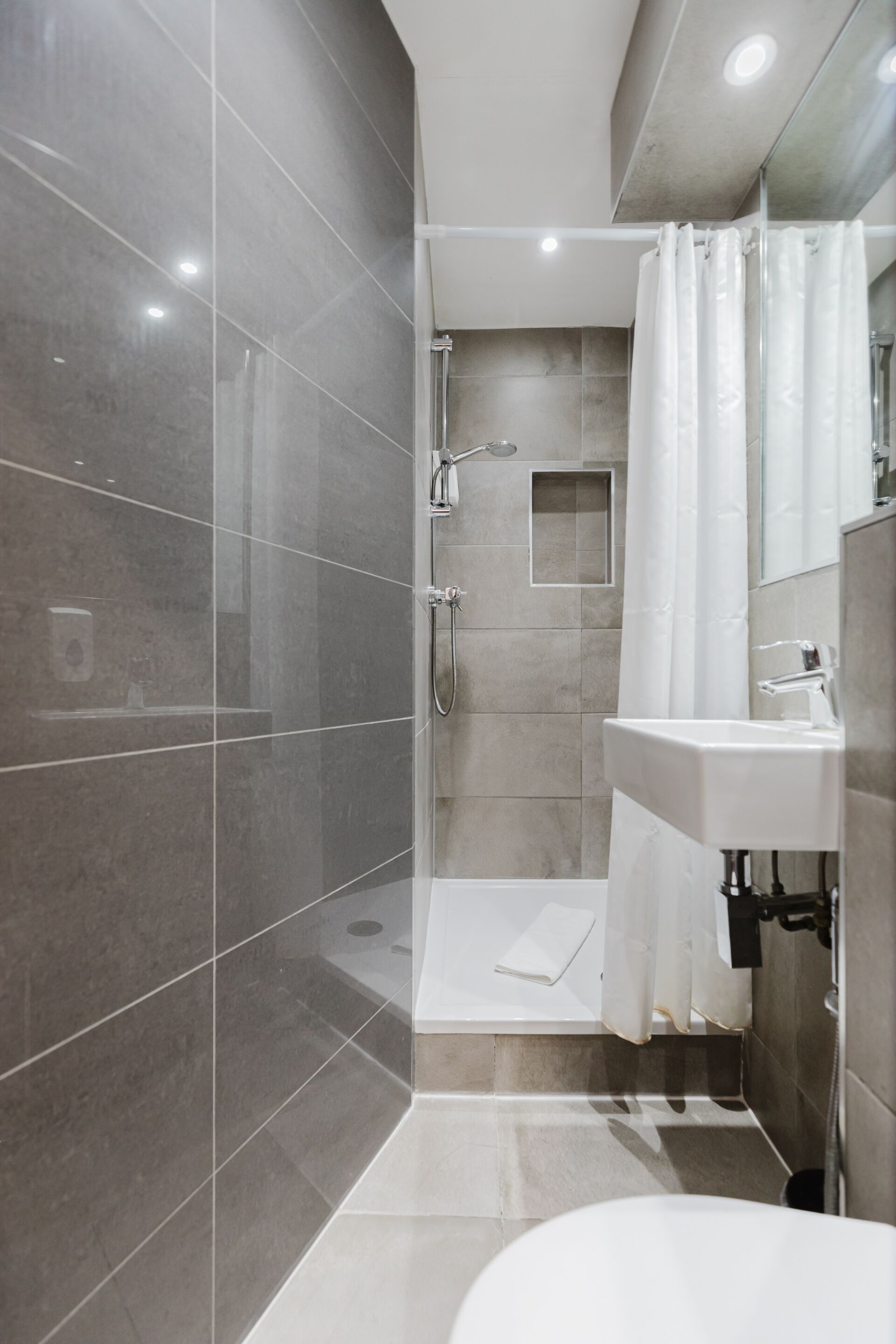 Standard Double Room, Ensuite | Bathroom | Shower, free toiletries, hair dryer, towels