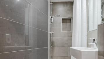 Standard Double Room, Ensuite | Bathroom | Shower, free toiletries, hair dryer, towels