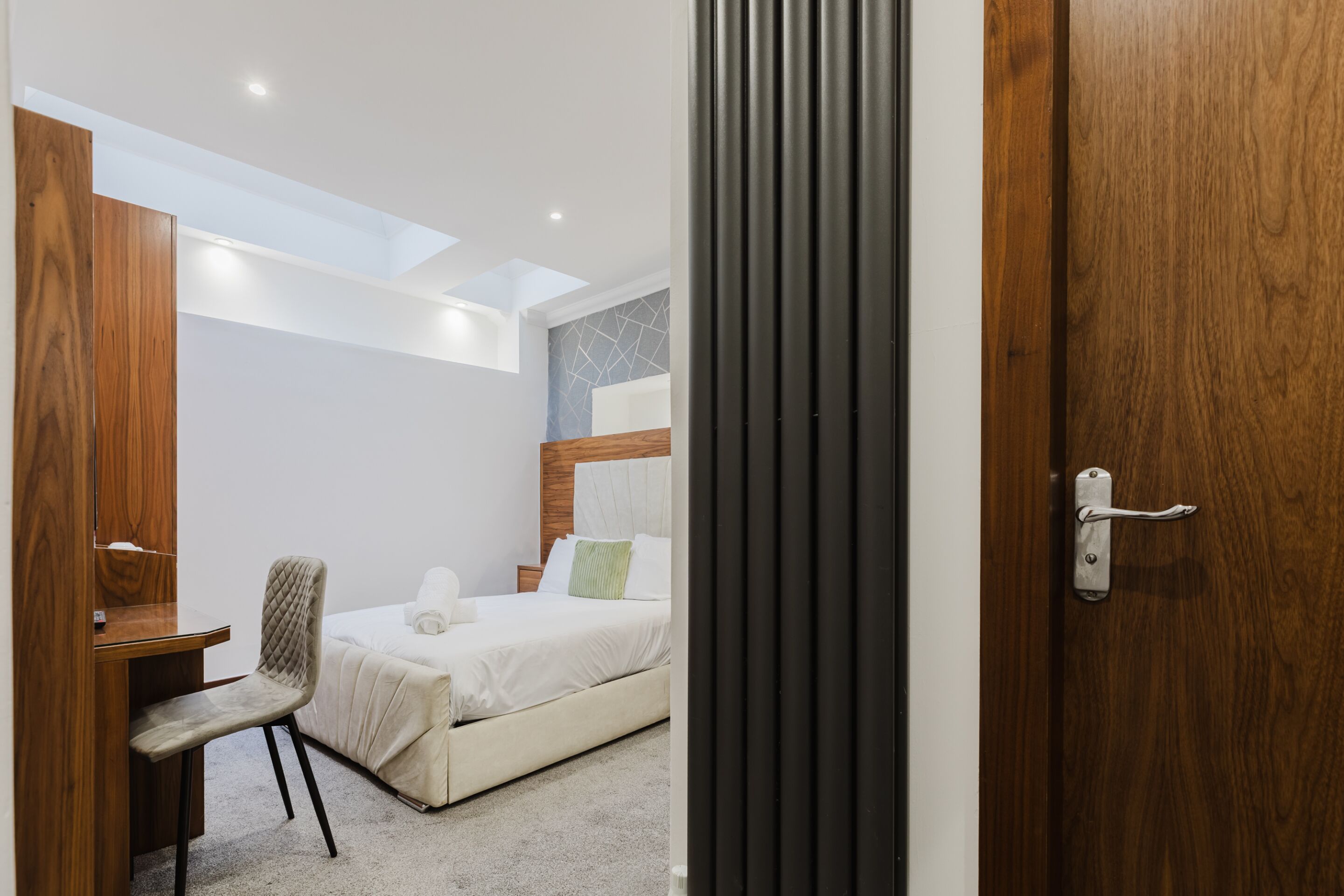 Chambre Standard double, salle de bain attenante | Rideaux d’obscurcissement, fer et planche à repasser
