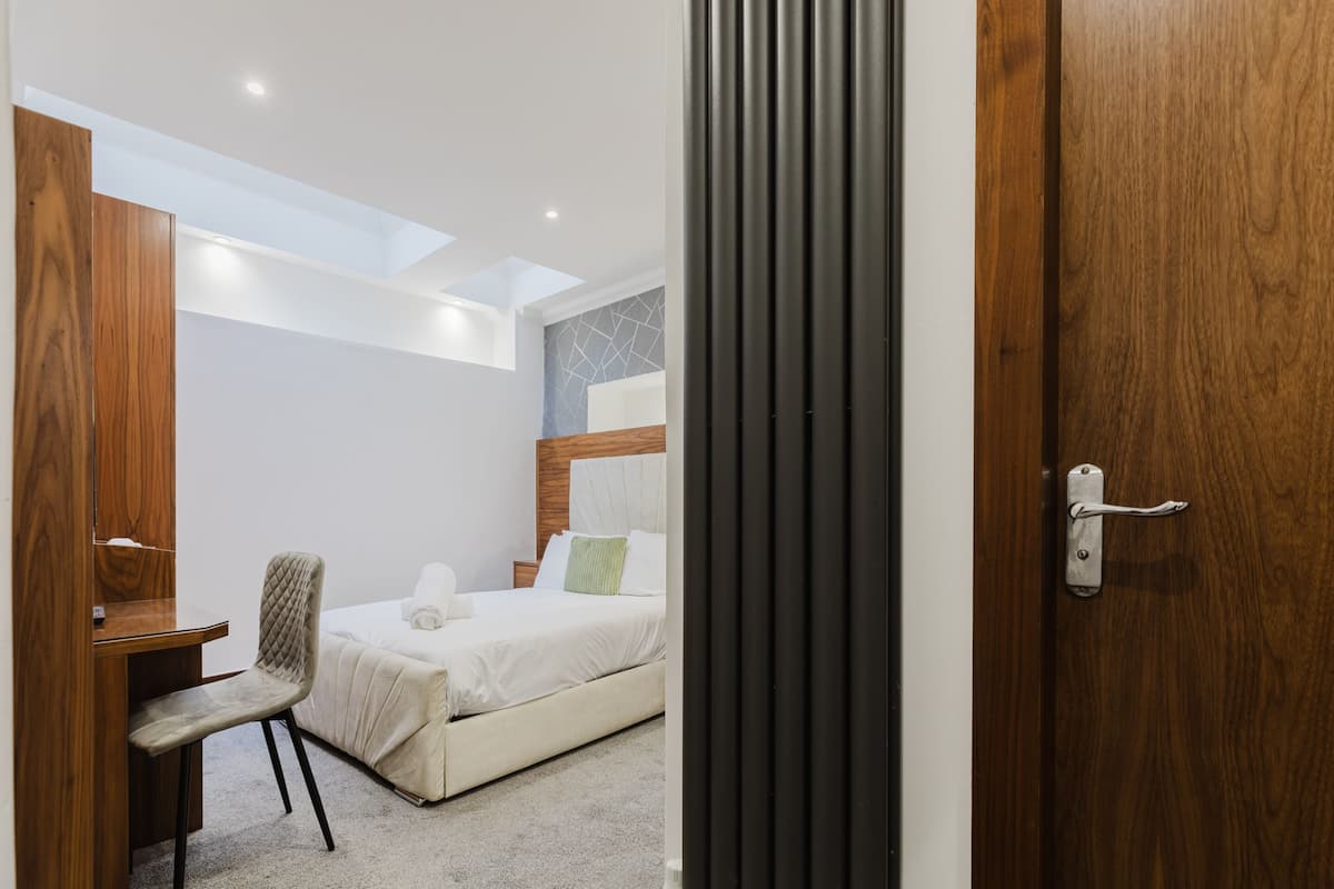 Chambre Double Standard, salle de bains attenante | Rideaux occultants, fer et planche à repasser, Wi-Fi gratuit