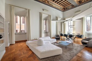 Living area - Luxurious apartment in the center of Rome, a 5-minute walk from the Spanish Steps (Roma)