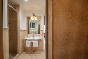 Hair dryer, towels, soap, toilet paper - Luxurious apartment in the center of Rome, a 5-minute walk from the Spanish Steps (Roma)