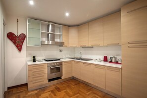 Microwave, oven, stovetop, dishwasher - Luxurious apartment in the center of Rome, a 5-minute walk from the Spanish Steps (Roma)