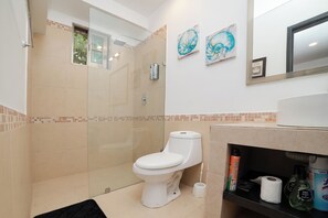 Haartrockner, Handtücher, Seife, Toilettenpapier