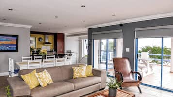 House, 3 Bedrooms, Smoking, Balcony | Living room