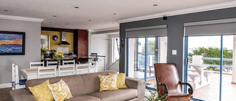 House, 3 Bedrooms, Smoking, Balcony | Living room