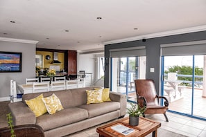 House, 3 Bedrooms, Smoking, Balcony | Living room