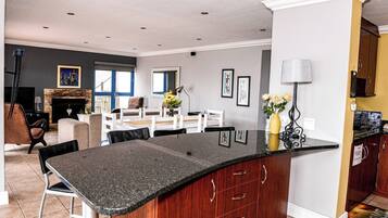 House, 3 Bedrooms, Smoking, Balcony | Dining room