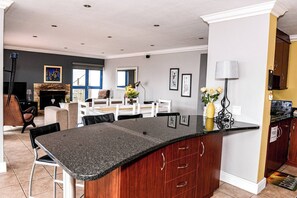 Dining room - Charis to Theo - Relax in Style at This 3-bedroomed Langebaan Holiday House (Langebaan)